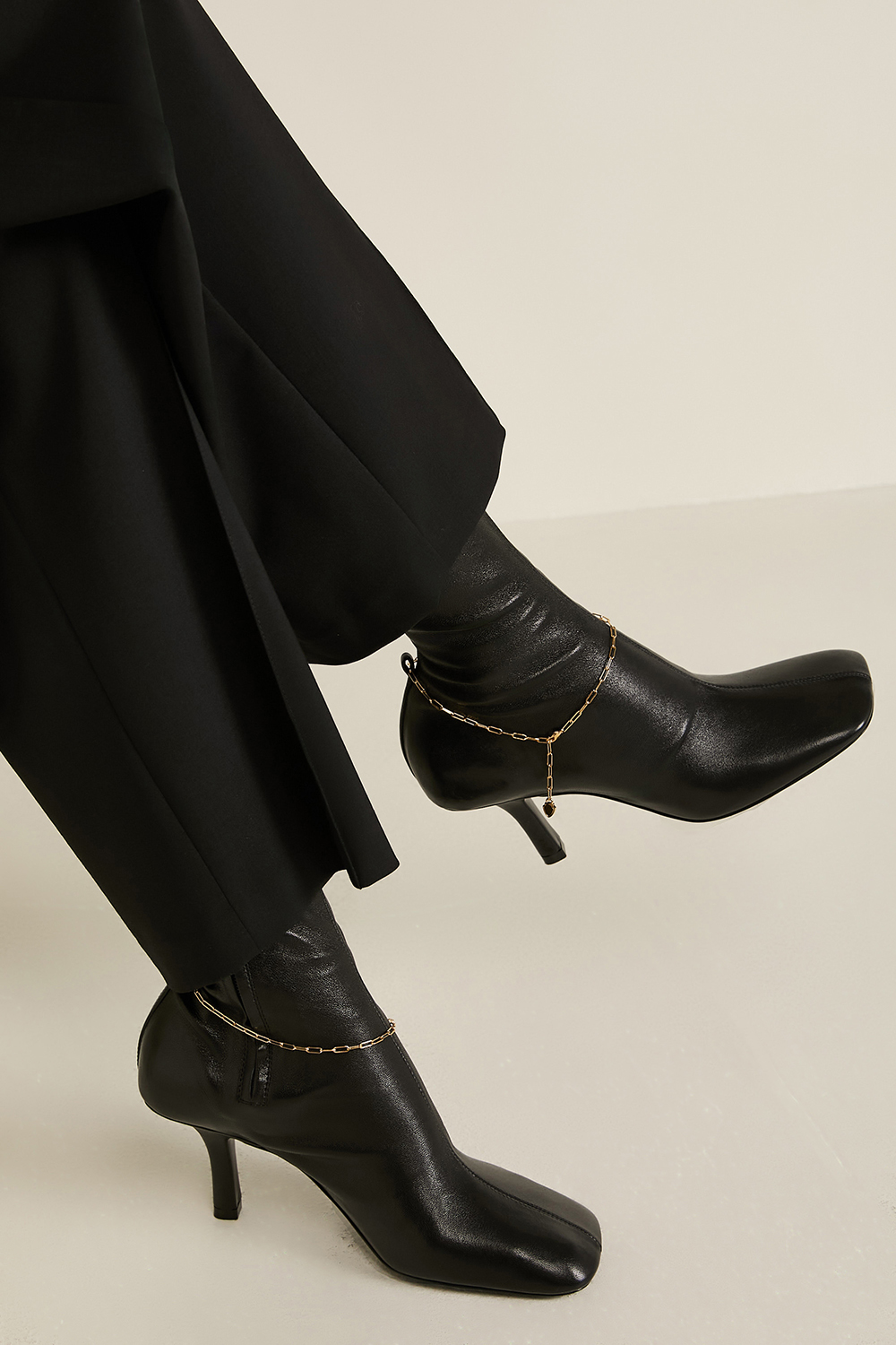 תמונת כל הלוק של מגפוני עקב